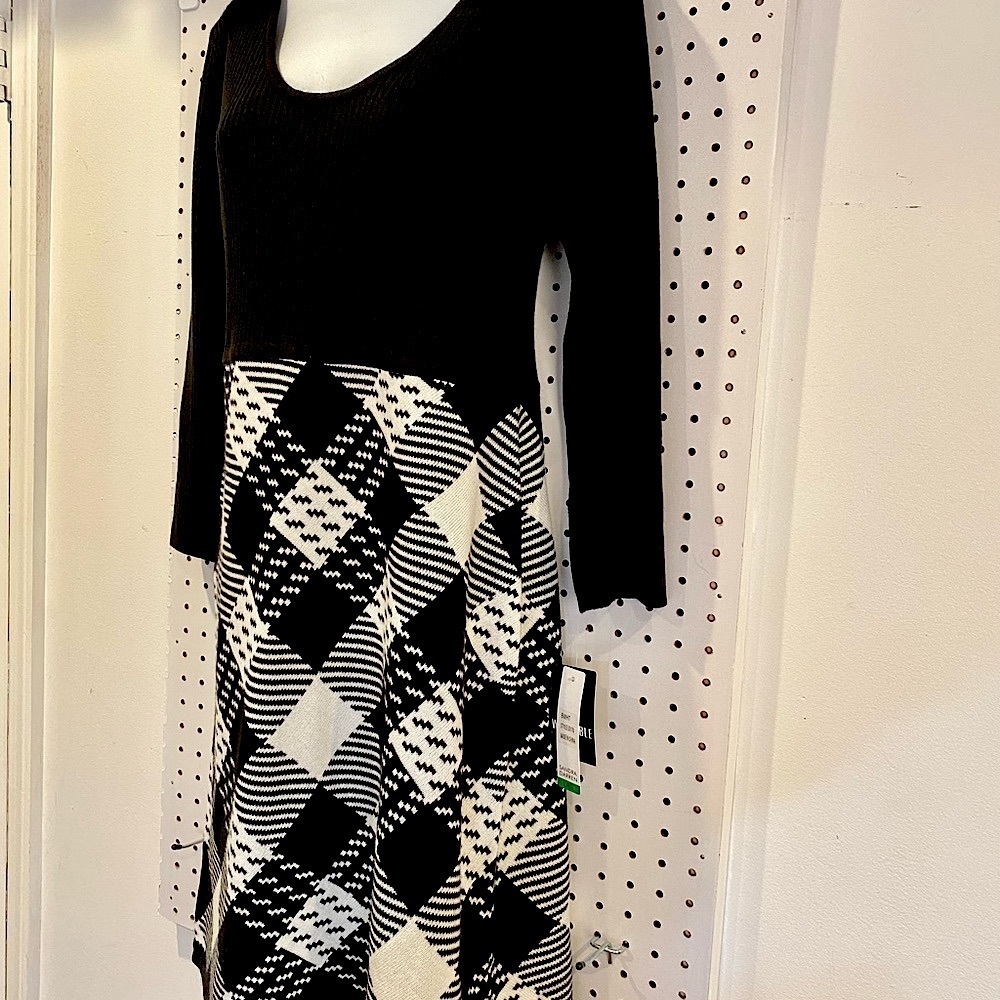 Sandra Darren* Black/White Geometric sweater dress. Size “L”